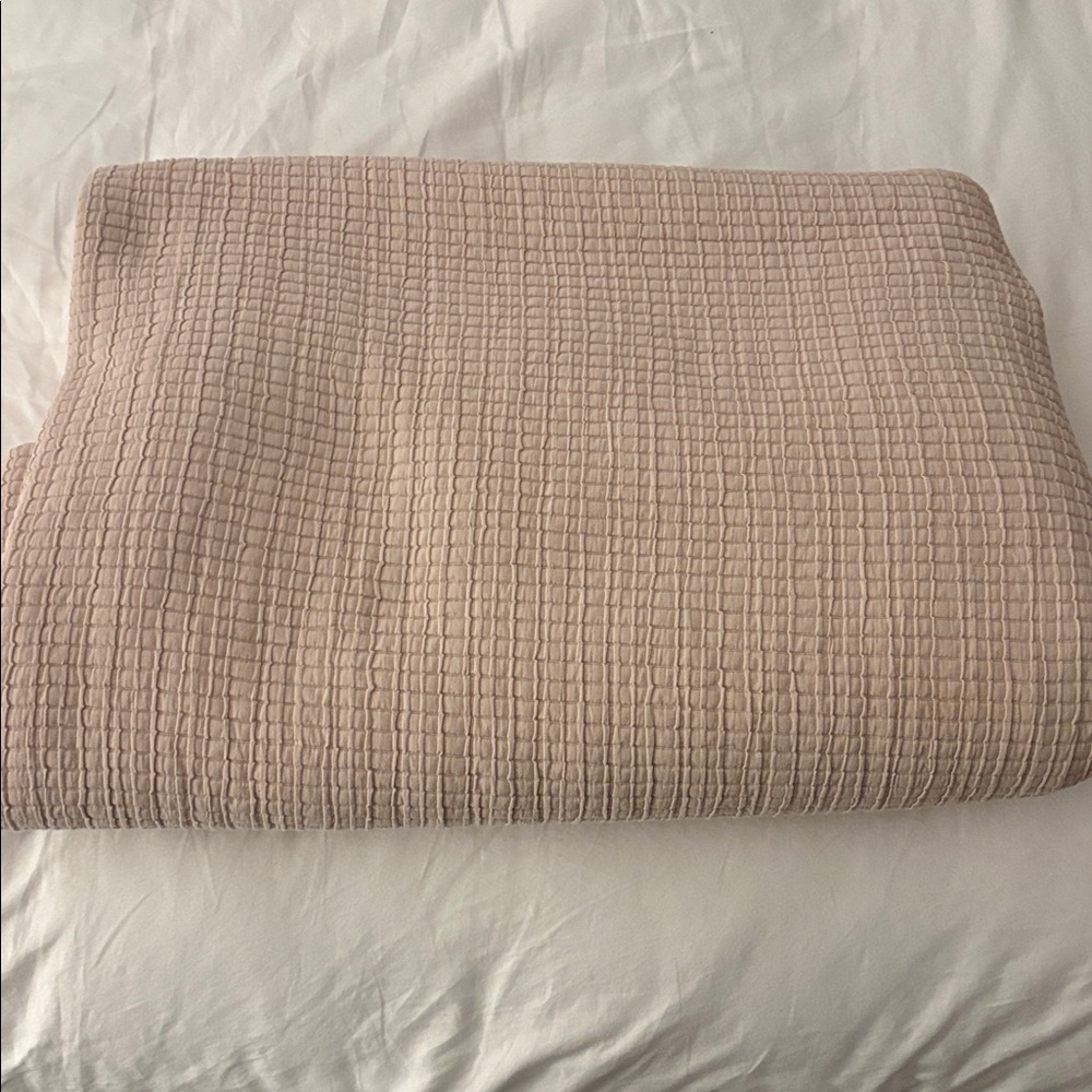 Never used QUINCE ORGANIC RIBBED COTTON COVERLET ONLY SAND KING CAL KING BLANKET